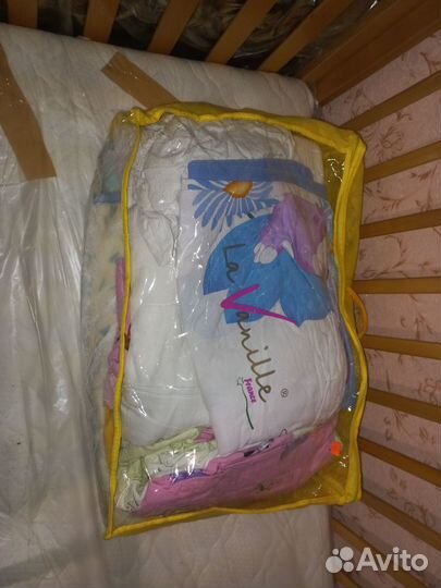 Детская кроватка с маятником и матрасом