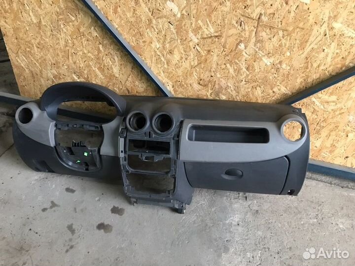 Торпедо Renault Logan седан 1 2011