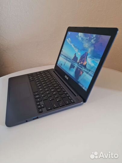 Компактный ноутбук Asus