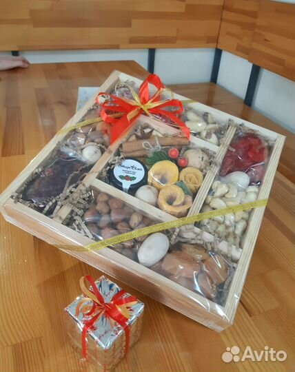 Подарочный набор с орехами, медом и сухофруктами