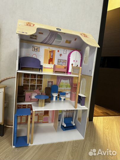 Большой кукольный домик с мебелью