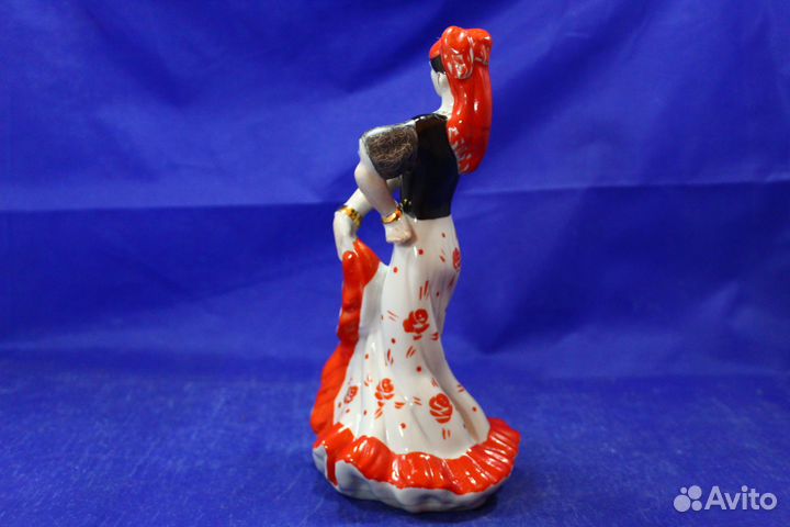 Цыганка в красной с розами юбке фарфор статуэтка