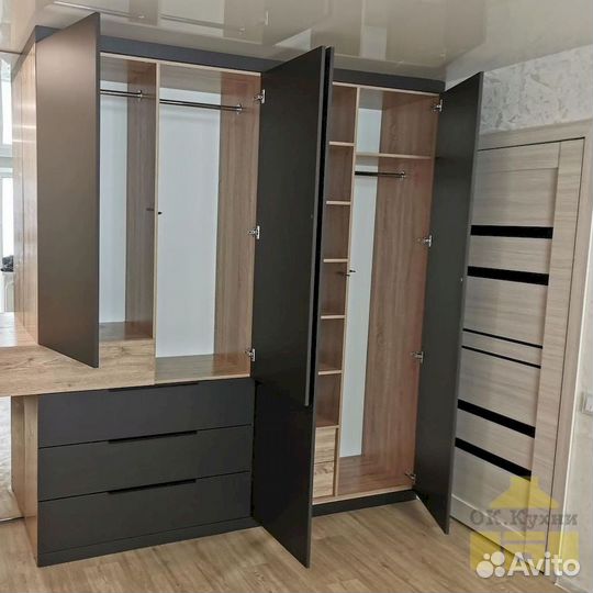 Шкаф трехстворчатый