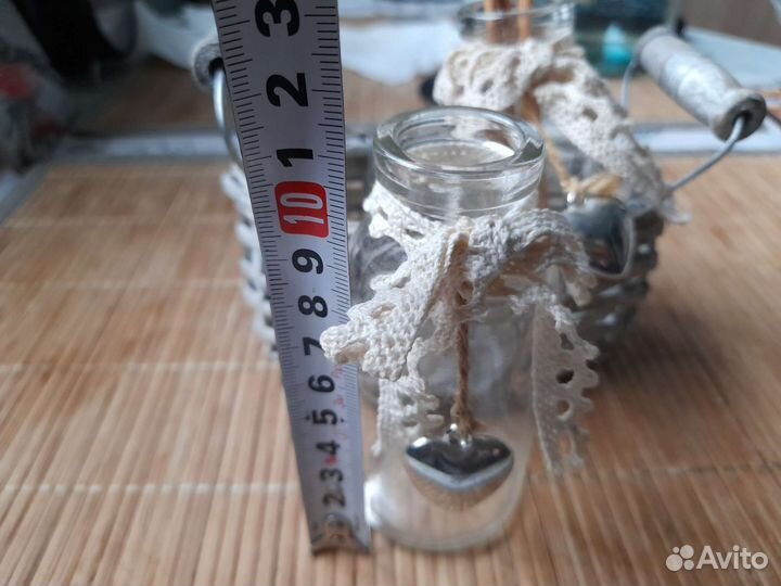 Мини декор. корзиночка со стеклянными бутылочками