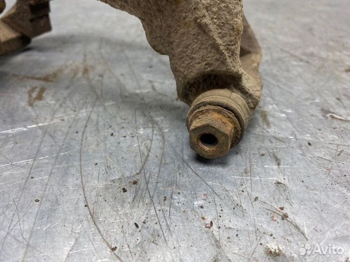 Скоба суппорта переднего Volkswagen Passat B5