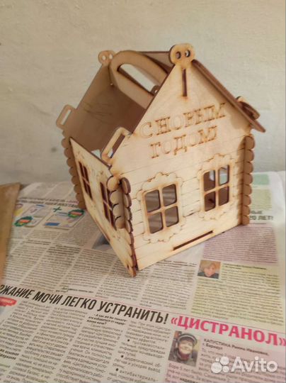 Домик декоративный и гирлянда