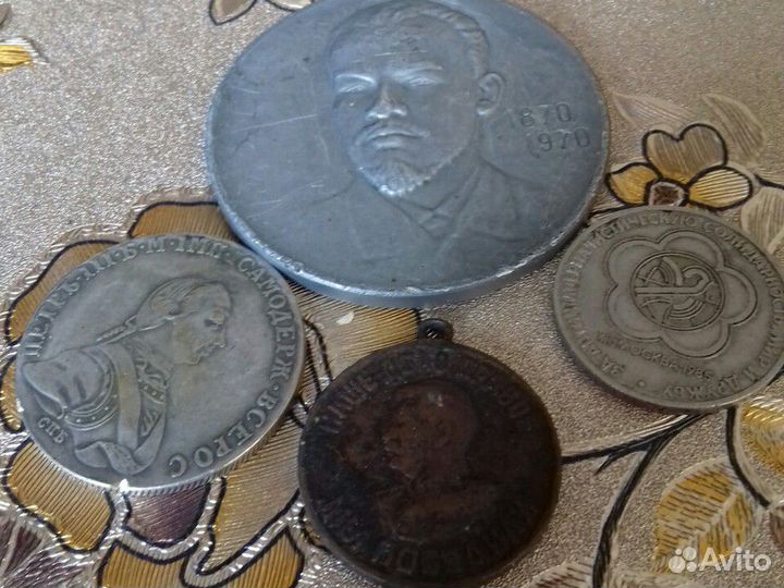 Коллекциям редких монет.разных годов и разных ном