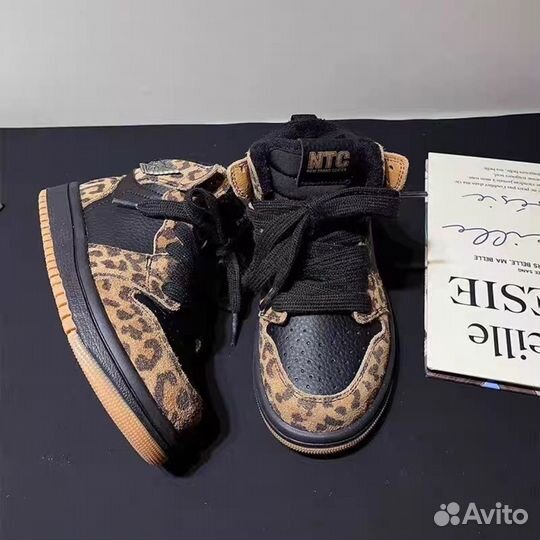 Кроссовки для девочки