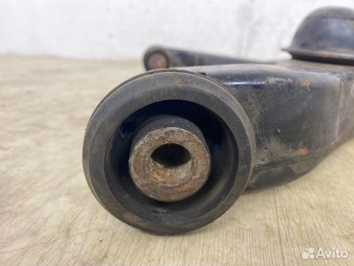 Рычаг подвески передний правый Mitsubishi Pajero 4