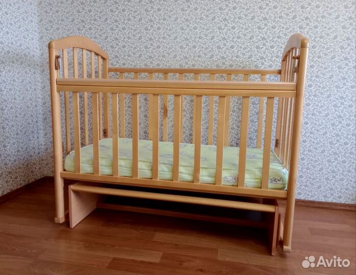 Детская кроватка с продольным маятником