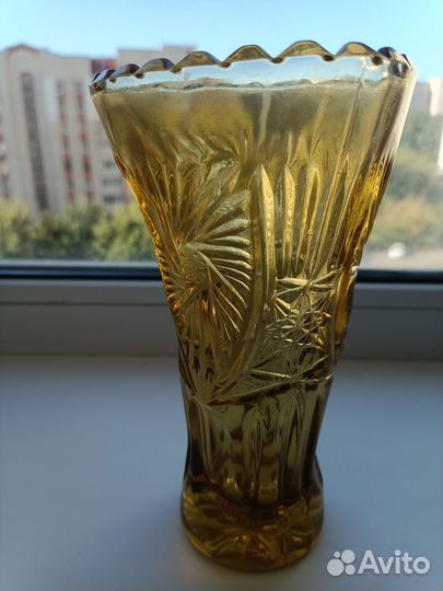 Ваза для цветов из цветного стекла винтаж