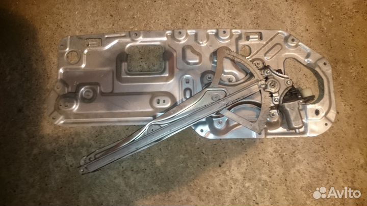 Стеклоподьемник заднего стекла кабины Mitsubishi L