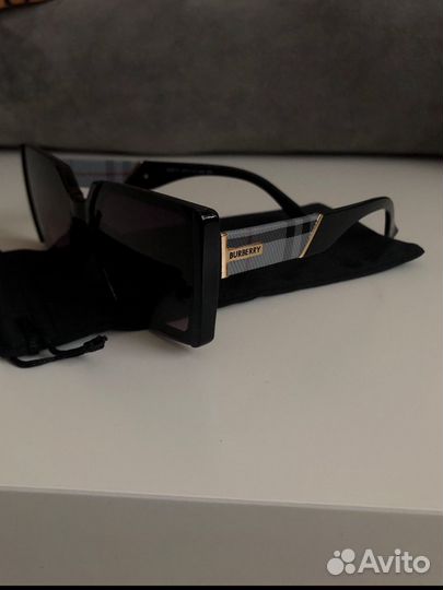 Солнцезащитные очки burberry