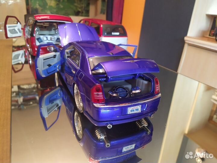 1:18 Aston Martin Vanquish и Chrysler 300C Hemi