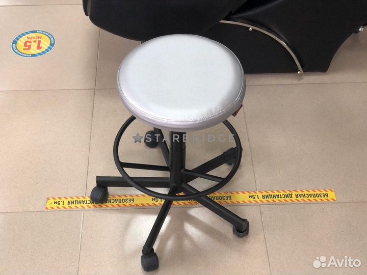 Стул мастера с опорой для ног