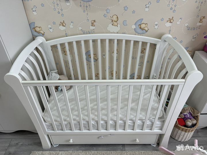 Детская кроватка с маятником и ящиком