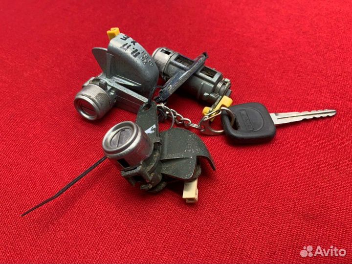 Личинки дверей Hyundai Elantra XD G4GC 2002