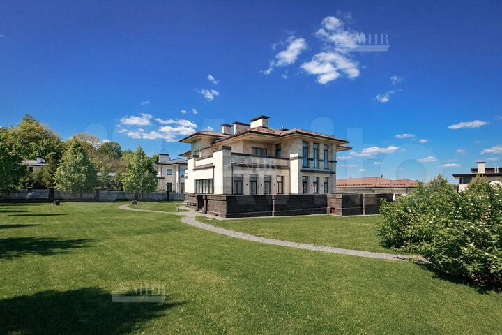 Дом 1203,9 м² на участке 37,4 сот.