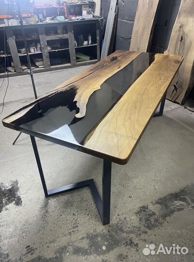 Стол из эпоксидной смолы и слэба