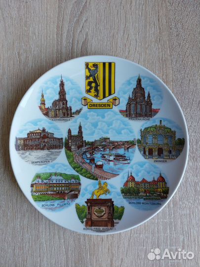 Сувенирные тарелки из разных стран