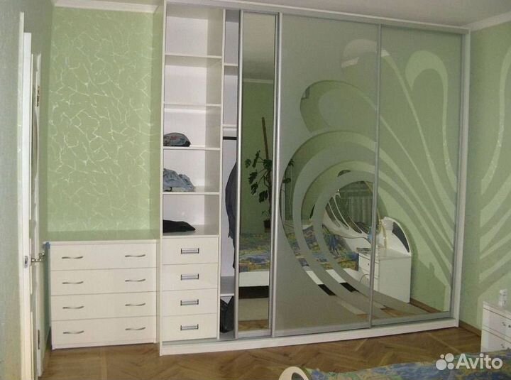 Зеркальный шкаф