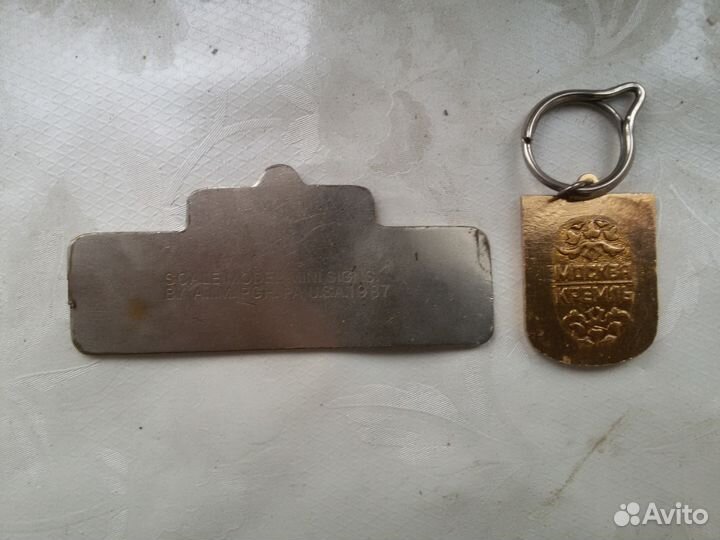 Брелки и значки. Серия города и страны