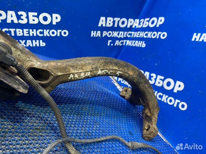 Передний левый поворотный кулак Audi A6C5 седан