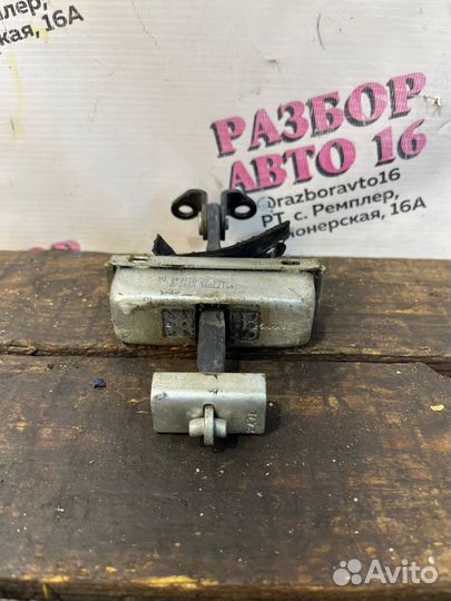 Ограничитель двери правый Ford Transit 2010