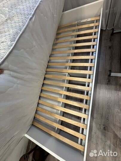 Кровать односпальная с матрасом