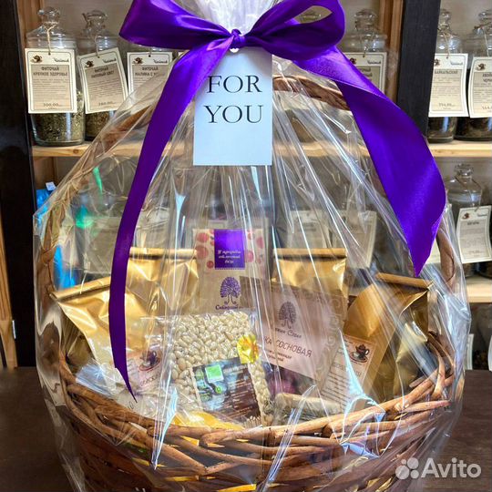 Корзинка с чаем и сладостями