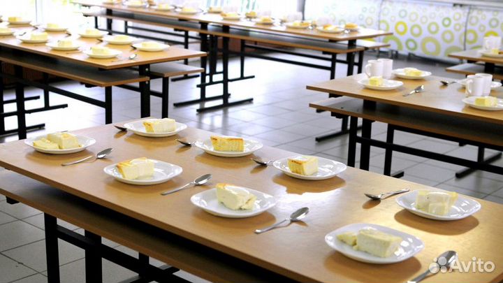 Кухонный работник в столовую