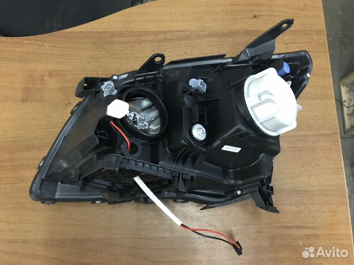 Фара правая ксенон Toyota Avensis T25 2006-2008