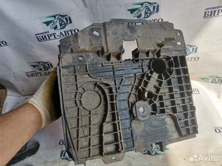 Площадка под акб с трещиной Renault Megane 3