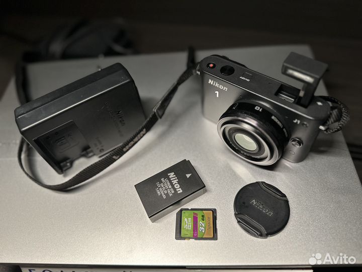 Цифровой фотоаппарат Nikon1 J1