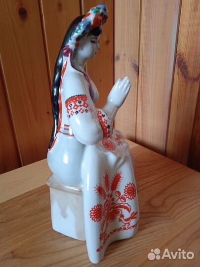 Статуэтка Вышивальщица