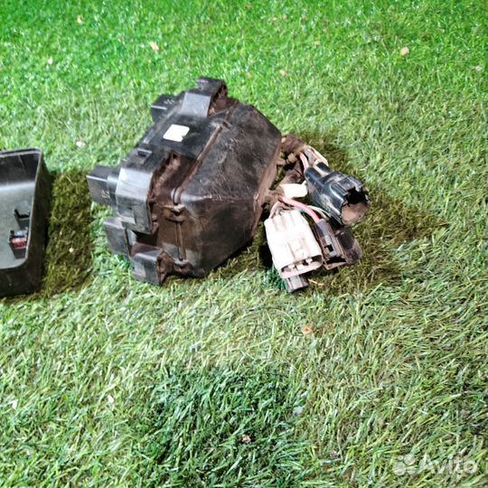 Блок предохранителей подкапотный Дайхатсу yrv