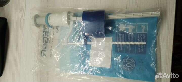 Арматура для сливного бачка с клапаном подачи воды