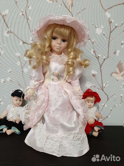 Кукла фарфоровая