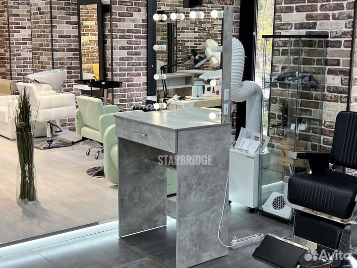 Гримерное зеркало для визажиста