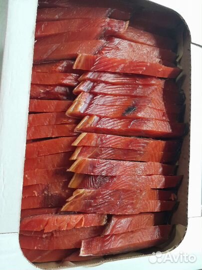 Рабочий или рабочая в рыбный цех