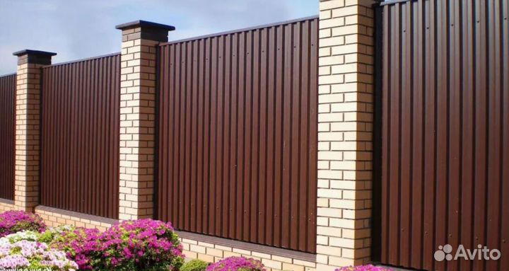 Забор из профнастила с металлическими столбами быс