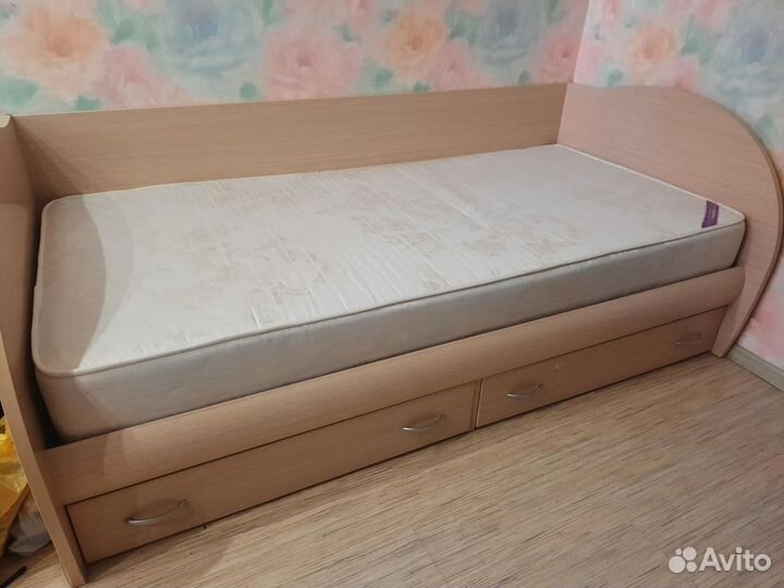 Кровать односпальная с ящиками и матрасом