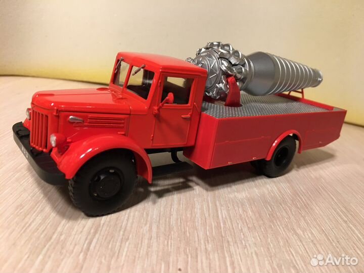 Модель пожарного автомобиля 1:43