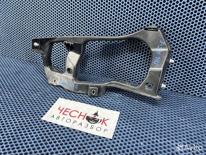 Кронштейн фары левый VW Touareg NF 10-14