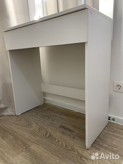 Столик для визажиста с подсветкой и кресло