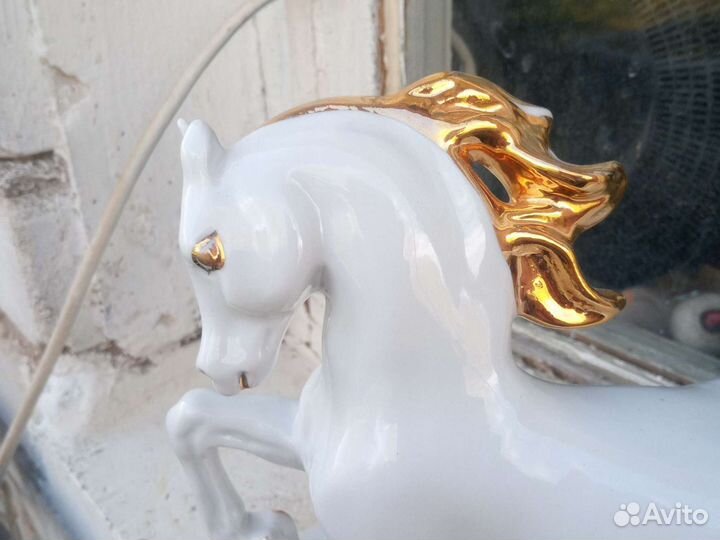 Конь фарфор позолота