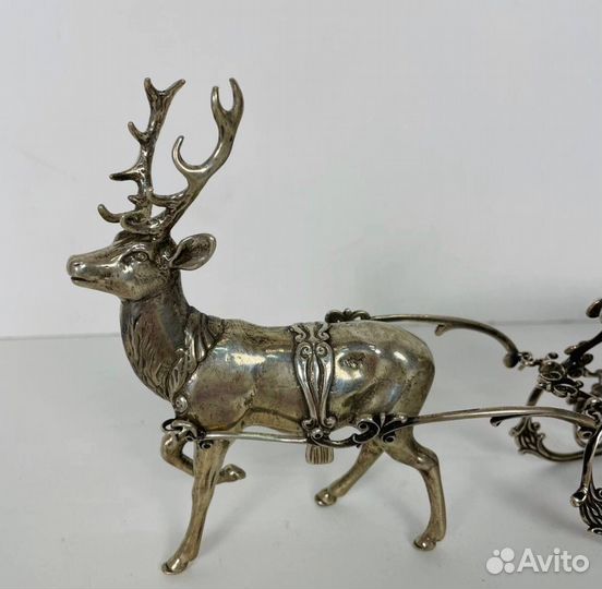 Серебряная декоративная скульптура “Рождественский олень с санями”