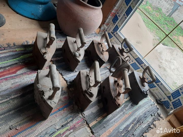 Утюг старинный на углях.угольный утюг