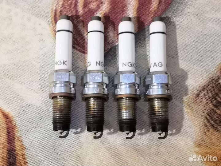 Свеча зажигания VW AG NGK 04E905601B