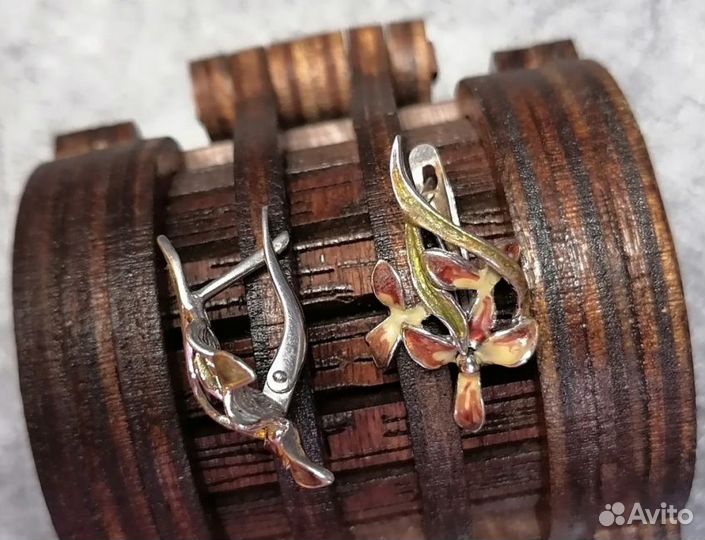 Серебряные серьги 925 пробы массой 4.2 грамма